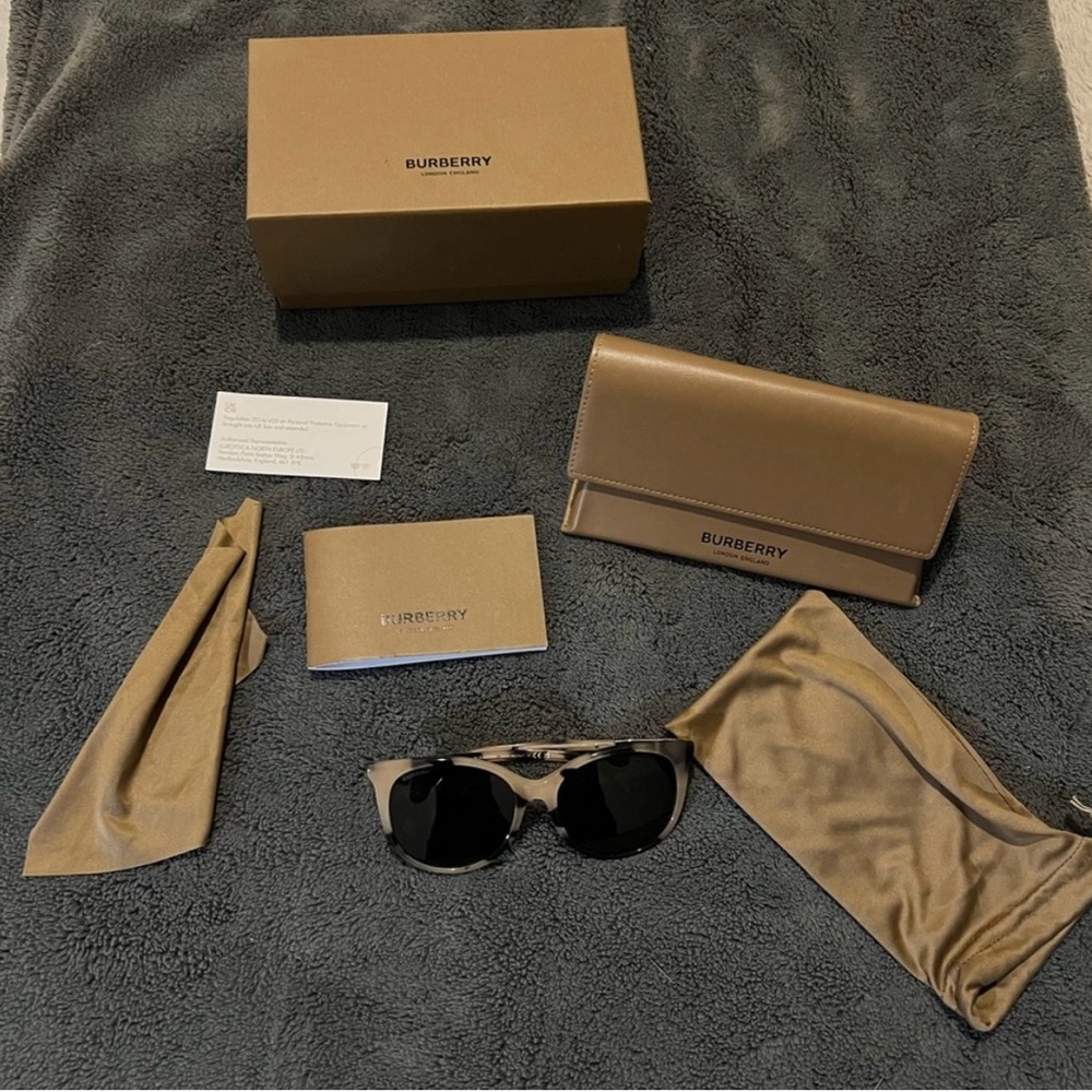 Burberry Sunglassess